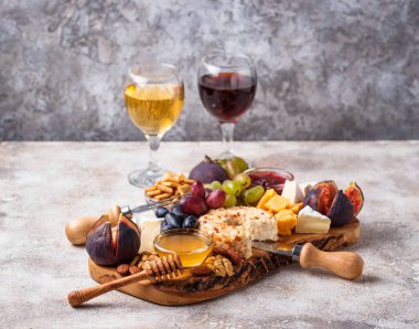 Üzüm ve şaraplı peynir tabağı.