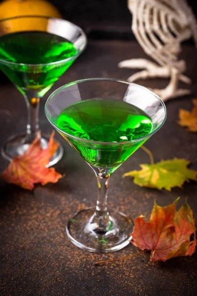 Halloweens gruselig trinken grünen Martini-Cocktail — Stockfoto