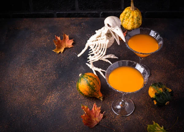 Хэллоуины пьют коктейль из тыквы и мартини — стоковое фото