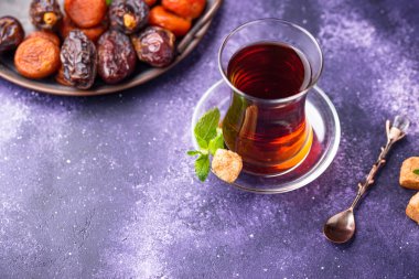 Kurumuş meyveli Türk çayı