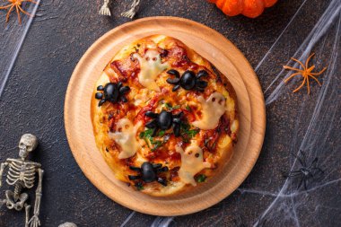 Cadılar Bayramı korkunç pizza dekore edilmiş hayaletler