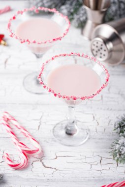 Şeker kamışı kenarlı pembe naneli martini.