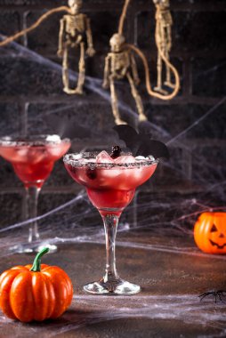 Cadılar Bayramı böğürtlenli ürkütücü içki