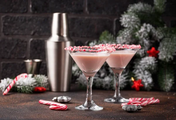 Martini de menta rosa con borde de bastón de caramelo — Foto de Stock