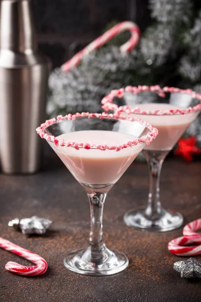 Şeker kamışı kenarlı pembe naneli martini.