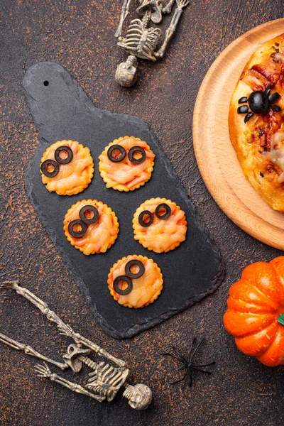 Halloween scary mini mummy pizza — Stock Photo, Image