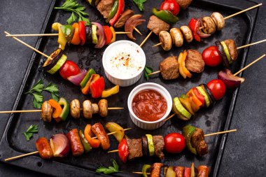 Et, mantar ve sebzeli ızgara kebap.