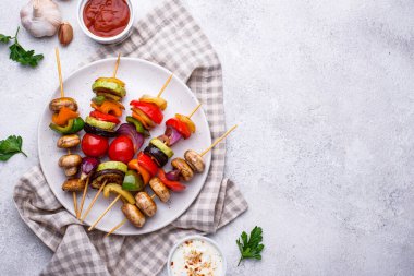 Farklı ızgara sebzelerle vejetaryen şişleri..