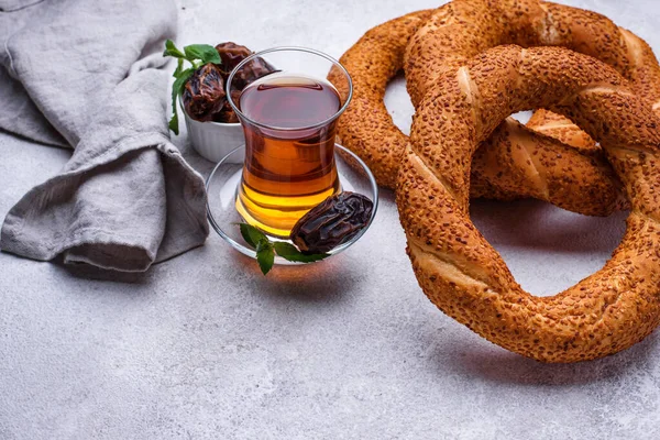 Traditional Turkish simit with sesame — Stock Photo, Image