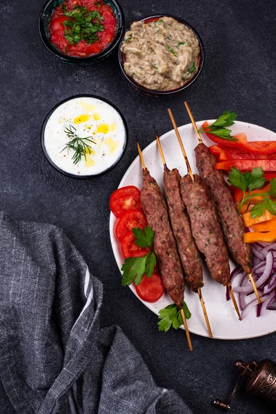 Lula kebab, Παραδοσιακό τουρκικό ή λευκό πιάτο — Φωτογραφία Αρχείου