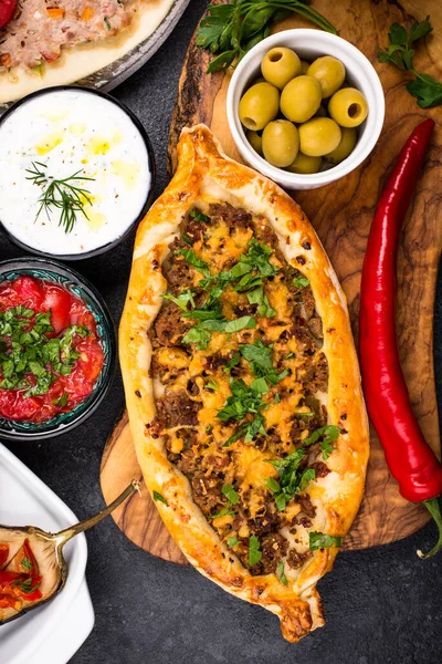 Traditionelle türkische Pide mit Fleisch — Stockfoto