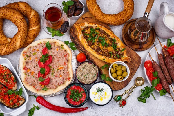 Традиционные блюда турецкой и ближневосточной кухни — стоковое фото