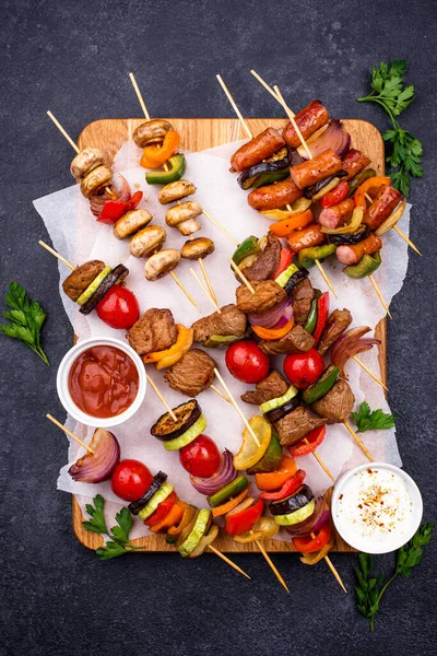 Gegrilde kebab met vlees, champignons en groenten — Stockfoto