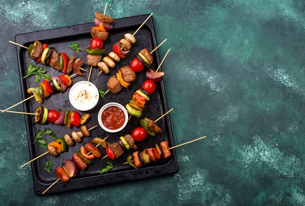 Kebabs grillés à la viande, champignons et légumes — Photo