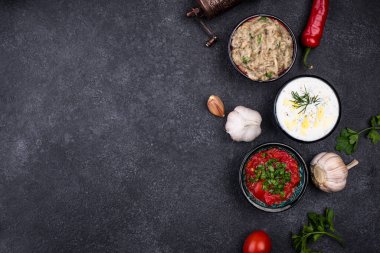 Baba ganoush, tzatziki ve domates ezme