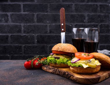 Domatesli hamburger ve çizburger.