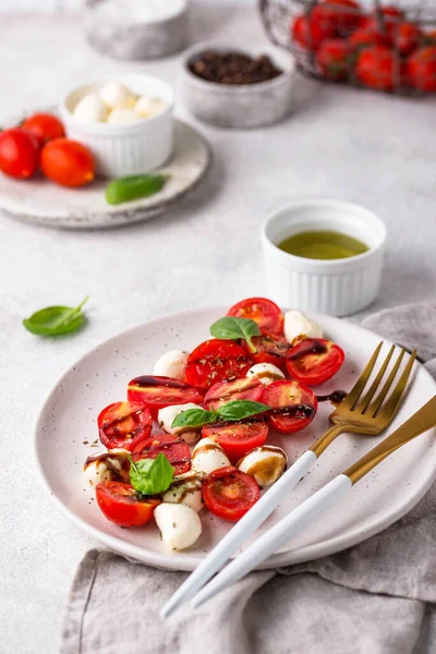 Kaprissallad med tomater och mozzarella — Stockfoto