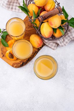 Bardakta kayısı suyu. Sağlıklı içecek.