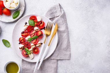 Domatesli ve mozarellalı Caprese salatası