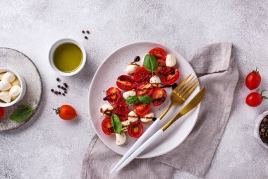 Domatesli ve mozarellalı Caprese salatası