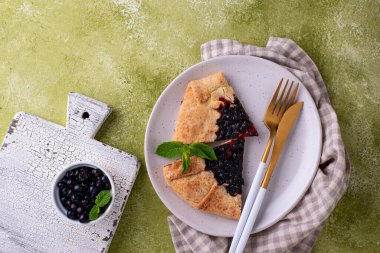 Yaban mersinli ev yapımı galette turtası