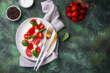 Domatesli ve mozarellalı Caprese salatası