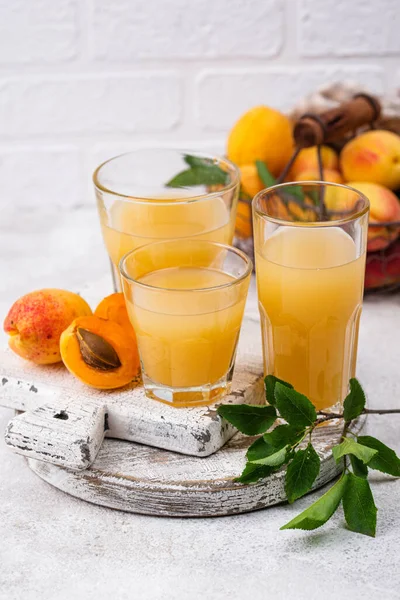 Marillensaft im Glas. Gesundes Getränk — Stockfoto