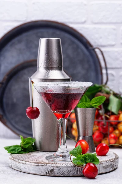 Sommercocktail mit roter Kirsche Martini — Stockfoto