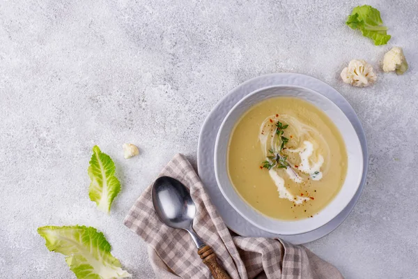 Sup krim kembang kol vegetarian yang sehat — Stok Foto