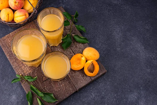 Marillensaft im Glas. Gesundes Getränk — Stockfoto