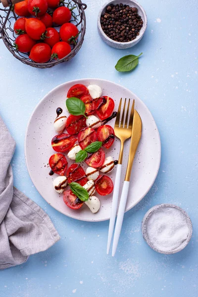 Domatesli ve mozarellalı Caprese salatası