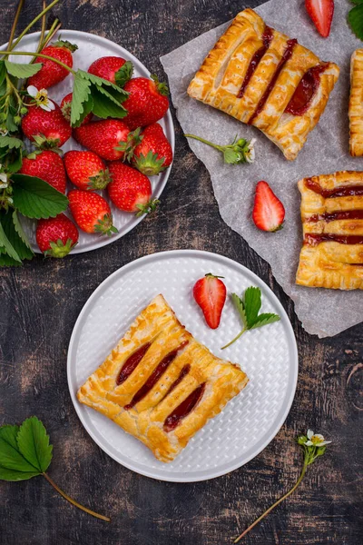 Sweet puff pastry cakes with strawberry — Stock Photo, Image