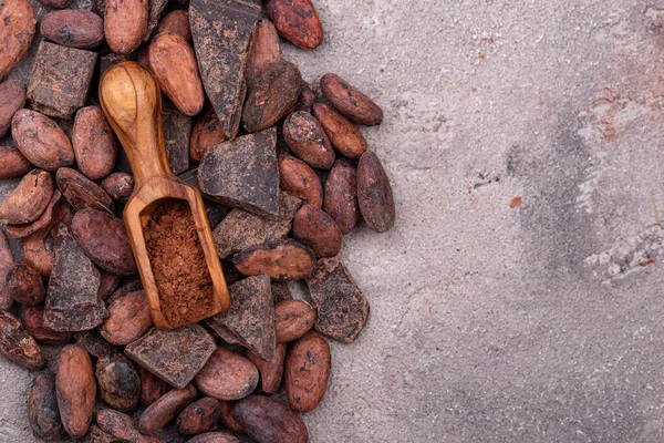 Cacau em pó natural, grãos de cacau e chocolate — Fotografia de Stock