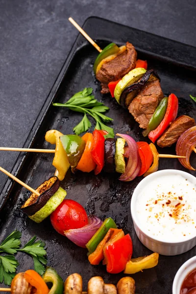 Kebabs grillés à la viande, champignons et légumes — Photo