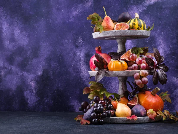 Composição de Halloween com frutas de outono — Fotografia de Stock