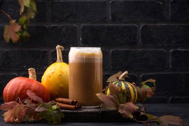 Balkabaklı latte, sıcak sonbahar içeceği.