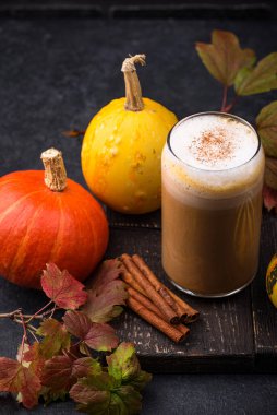 Balkabaklı latte, sıcak sonbahar içeceği.