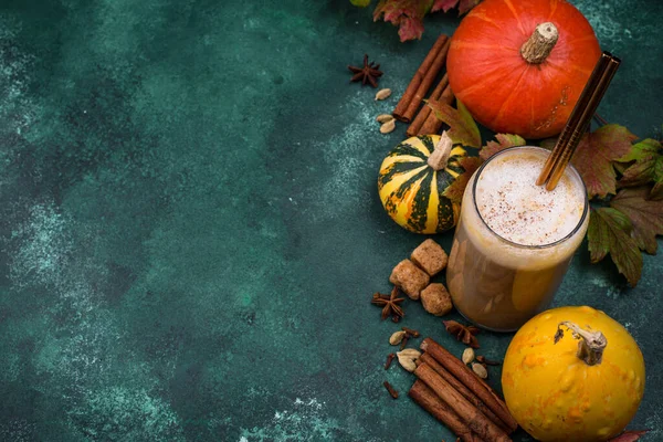 Calabaza con leche, bebida caliente de otoño — Foto de Stock