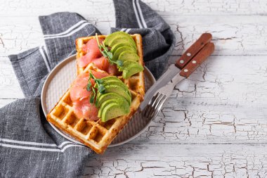 Avokado ile keto peynirli waffle.