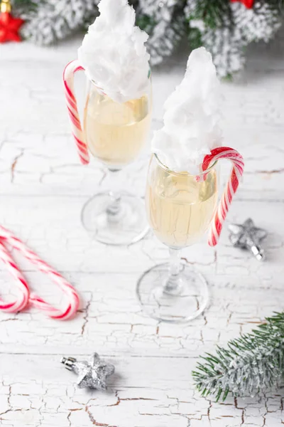 Champán o prosecco con algodón de azúcar — Foto de Stock