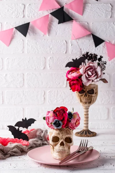 Halloween-Tischdekoration in rosa Farben — Stockfoto