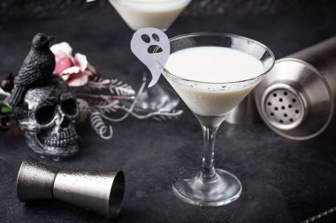 Cadılar Bayramı Sıvı Hayalet. Hindistan cevizi kokteyli.