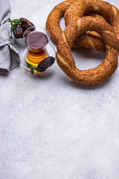 Traditional Turkish simit with sesame — Stock Photo, Image