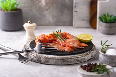 Limonlu ve otlu tuzlu somon balığı.