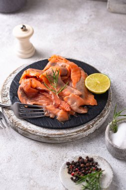 Limonlu ve otlu tuzlu somon balığı.