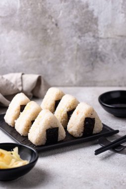 Onigiri, geleneksel Japon yemeği, pirinç ve somon balığı.