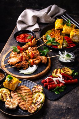 Çeşitli yaz ızgara bbq çeşitleri. Shashlik, ızgara sosis, sebze ve sos.
