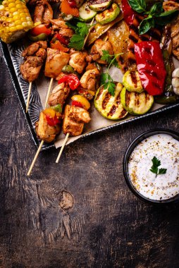 Çeşitli yaz ızgara bbq çeşitleri. Shashlik, ızgara sosis, sebze ve sos.