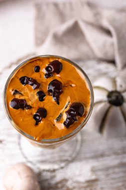 Cadılar Bayramı 'nda kafatası şeklinde buzlu kahve içeriz.