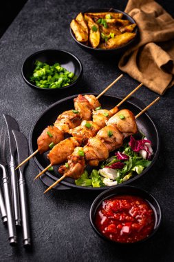 Kızarmış tavuk şiş sebzeli kebap.